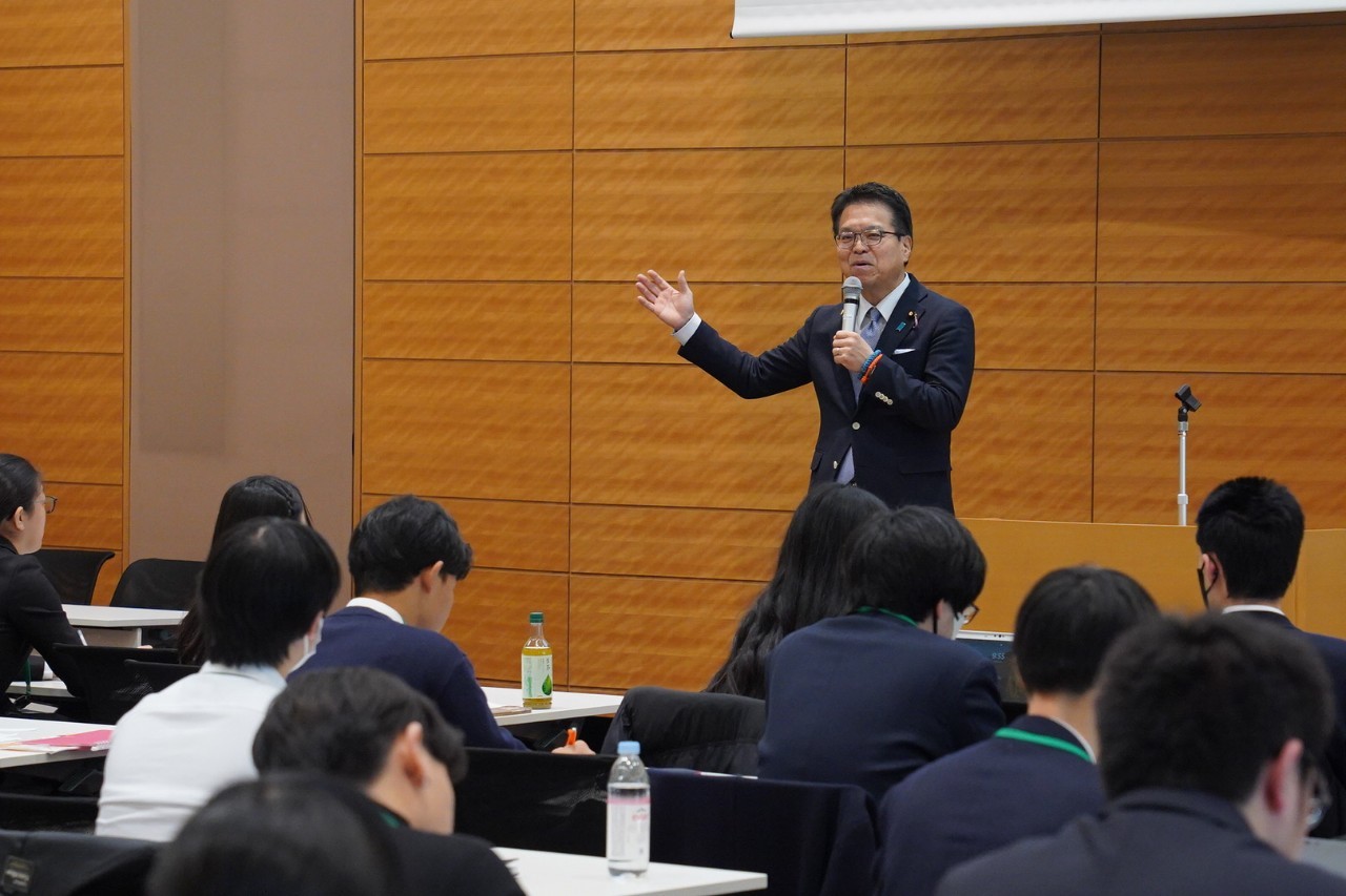 浜口政調会長が全国高校生未来会議で演説